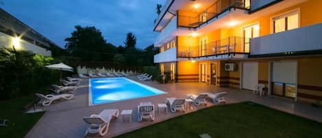 Außenpool (je nach Saison geöffnet), Liegestühle