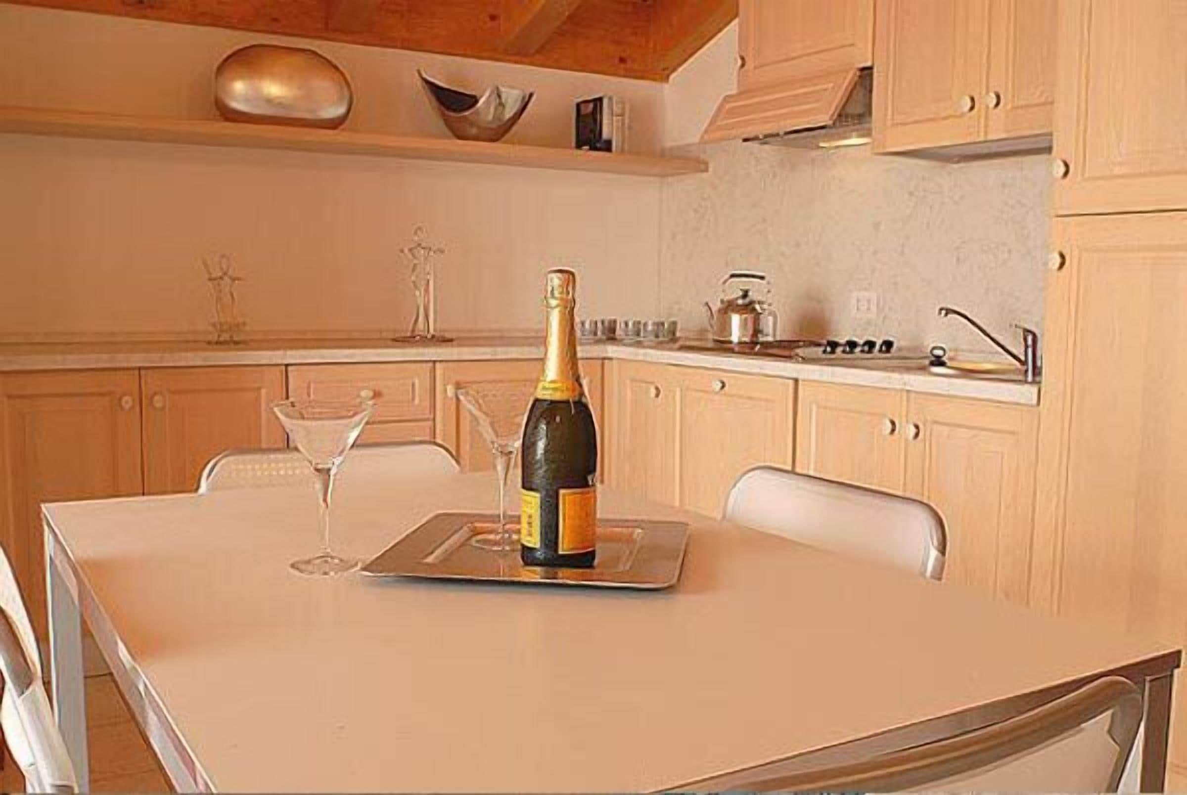Full-sized fridge, microwave, stovetop, dishwasher