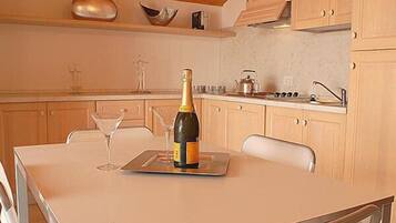Full-sized fridge, microwave, stovetop, dishwasher