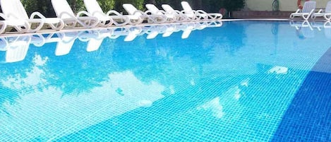 Piscina stagionale all'aperto, lettini