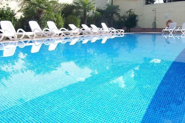 Alberca al aire libre por temporada y camastros