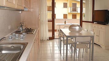 Private kitchenette | Full-size fridge, microwave, stovetop, dishwasher