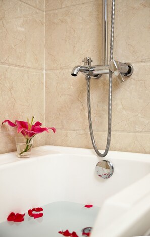 Superior Room, 1 King Bed | Deep-soaking bathtub - Skyline Hanoi Hotel (Hanoi)