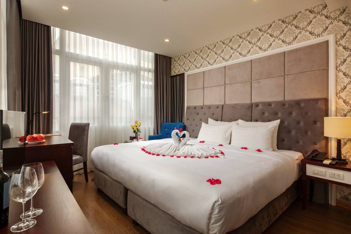 Deluxe Double or Twin Room | Minibar, in-room safe, desk, laptop workspace