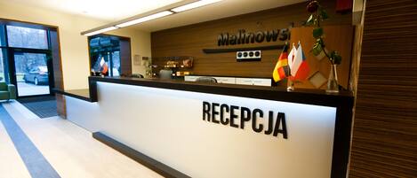 A reception area with a sign reading "Malinowski's" and "RECEPTICAJA".