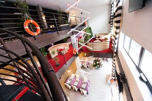 Frokost, lunsj og middag serveres, lokale retter 