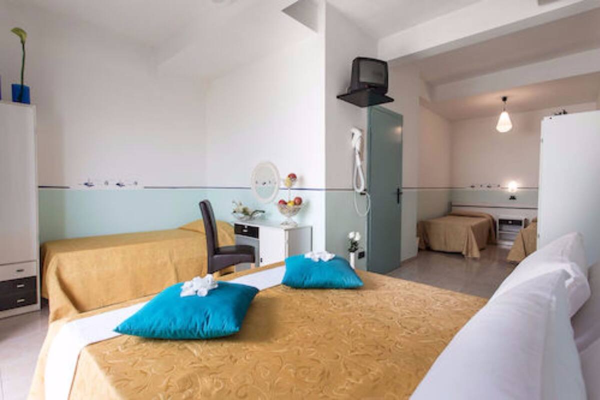Quadruple Room | In-room safe, desk, WiFi (free)
