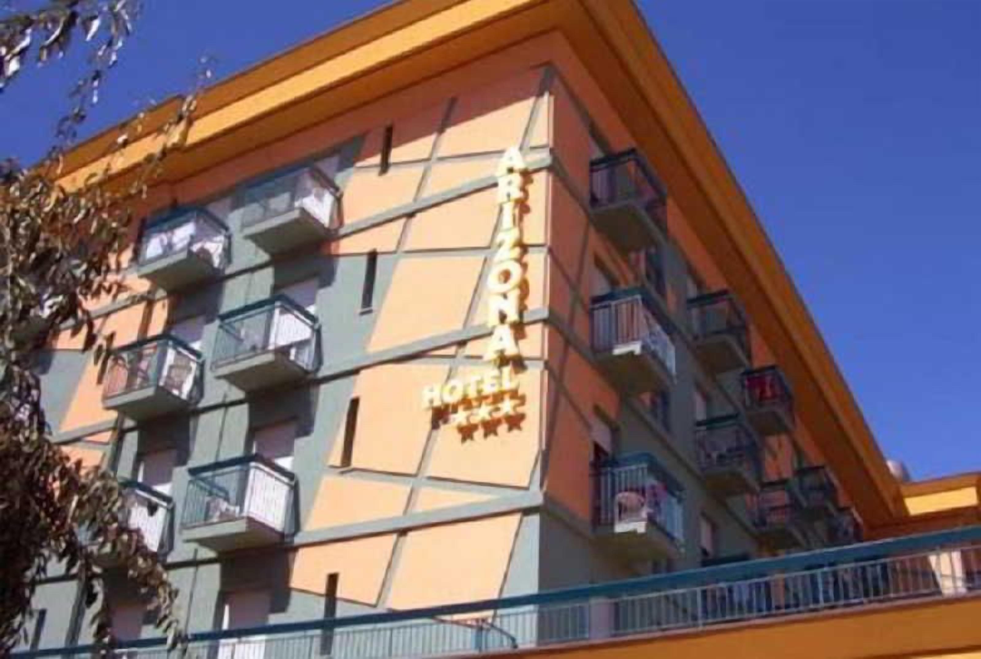 Un bâtiment d’hôtel doté de nombreux balcons et d’une enseigne indiquant qu’il s’agit d’un hôtel.