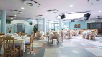 2 Bars/Lounges