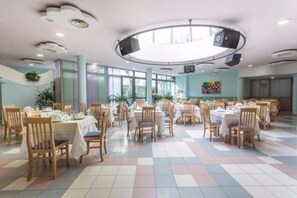 Lunch and dinner served, Regional cuisine