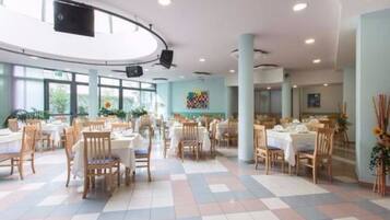 Lunch and dinner served, Regional cuisine