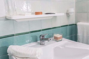 Shower, free toiletries, hair dryer, bidet