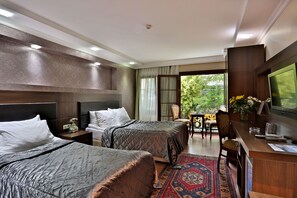 高級寝具、ミニバー、セーフティボックス (室内)、デスク