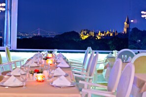 ランチ、ディナーに営業 (トルコ料理、屋外席)