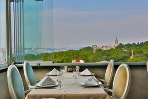 Der serveres frokost og tyrkiske retter med udendørs servering 