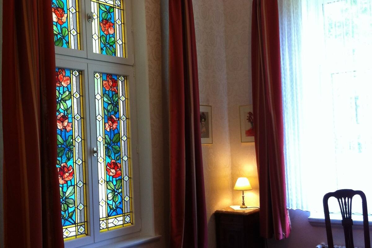 deluxe single room | living area | flat-screen tv