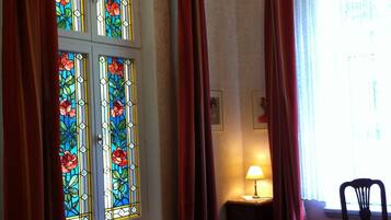 Deluxe-Einzelzimmer | Wohnbereich | Flachbildfernseher