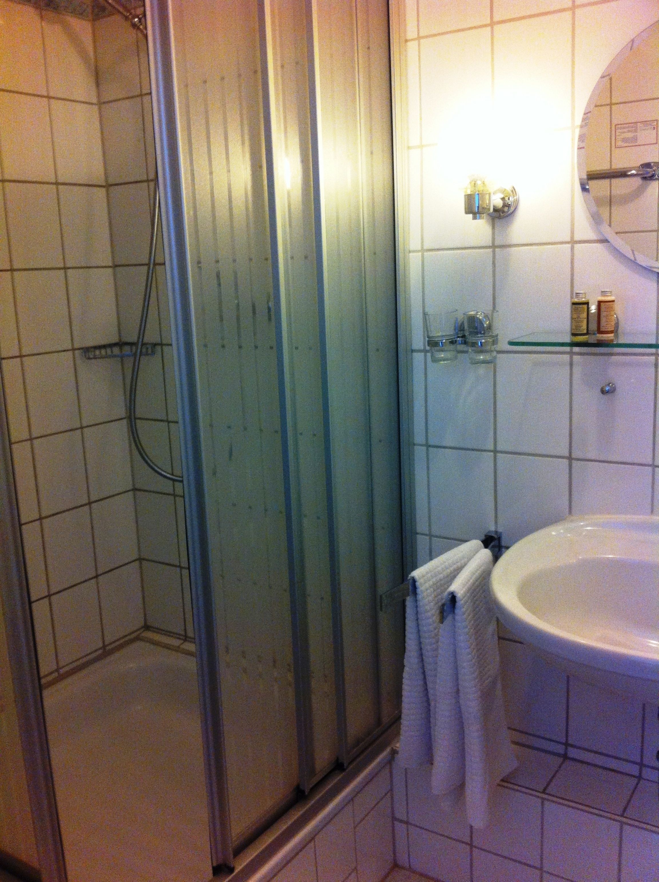 double room | bathroom | shower, free toiletries, hair dryer, towels