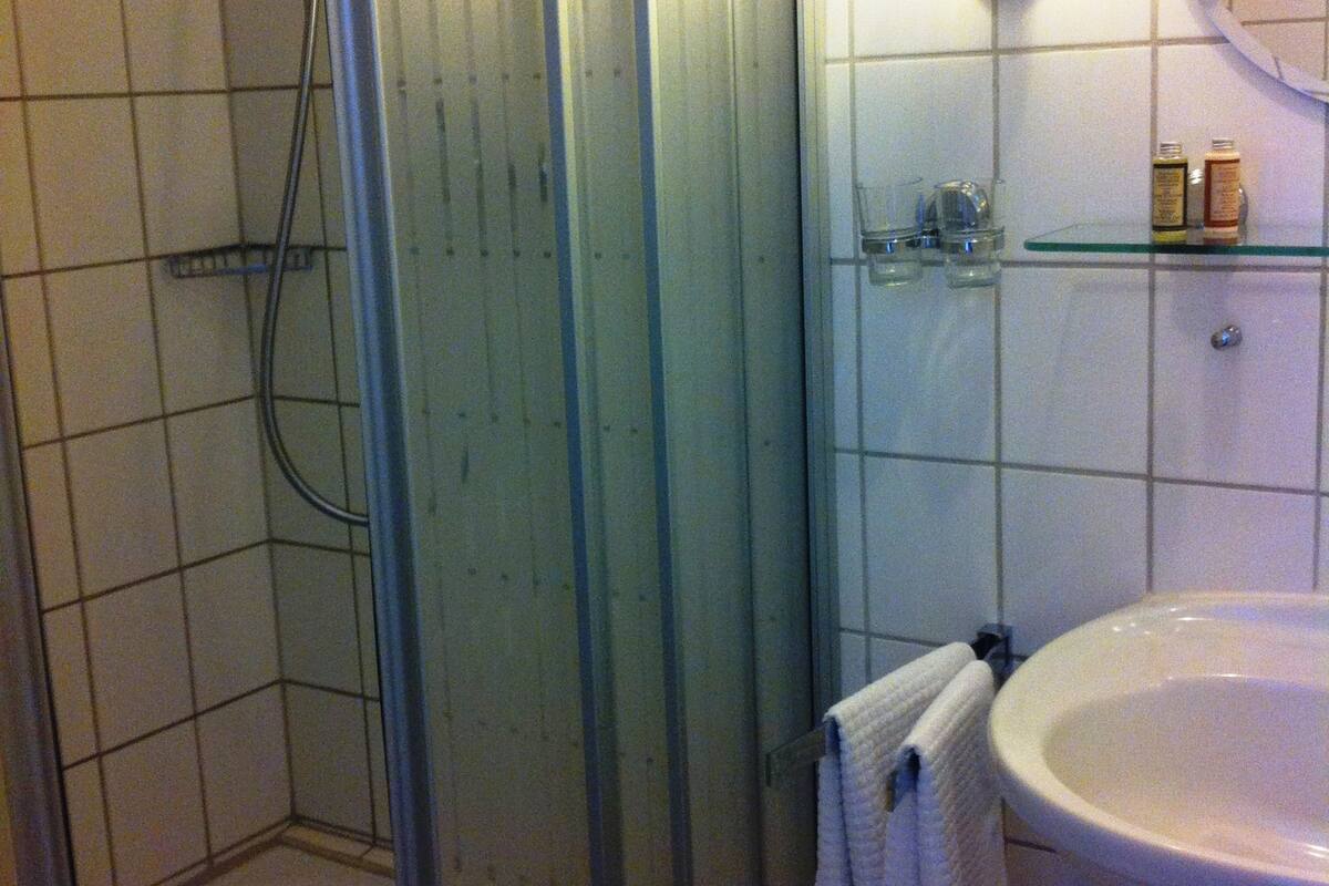 double room | bathroom | shower, free toiletries, hair dryer, towels