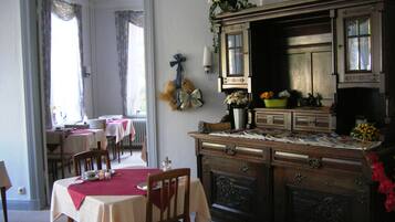 Tägliches inbegriffenes kontinentales Frühstück