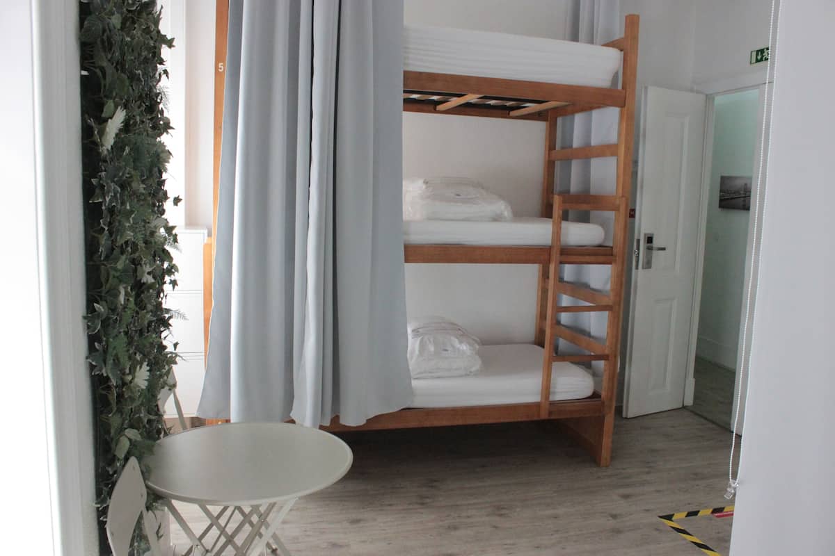 #1 Dorm Female until 6 pax | Strykejern/-brett, wi-fi (inkludert) og sengetøy