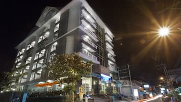 住宿正面 (夜晚)