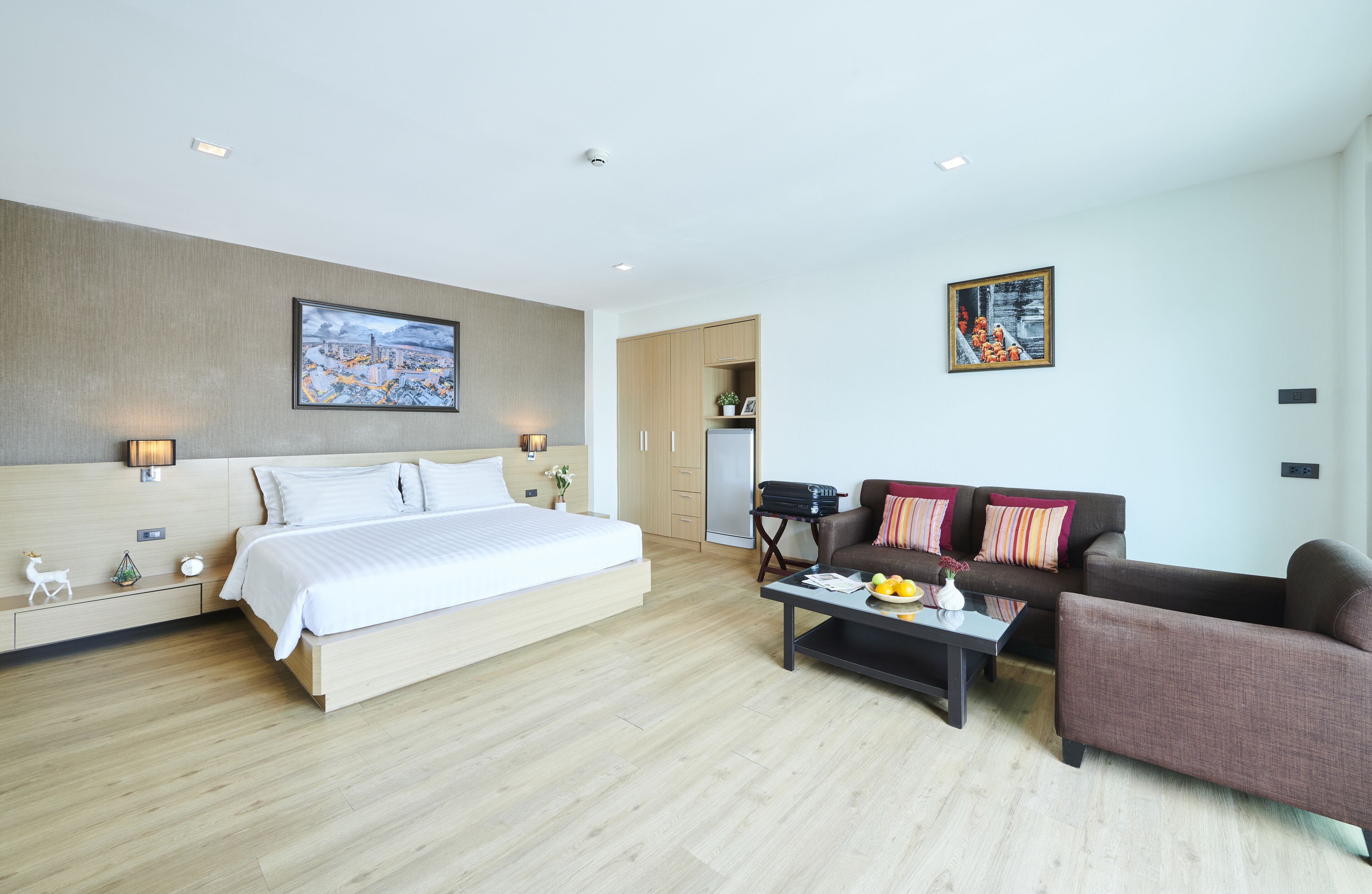 adelphi premier double | premium bedding, in-room safe, desk, laptop workspace