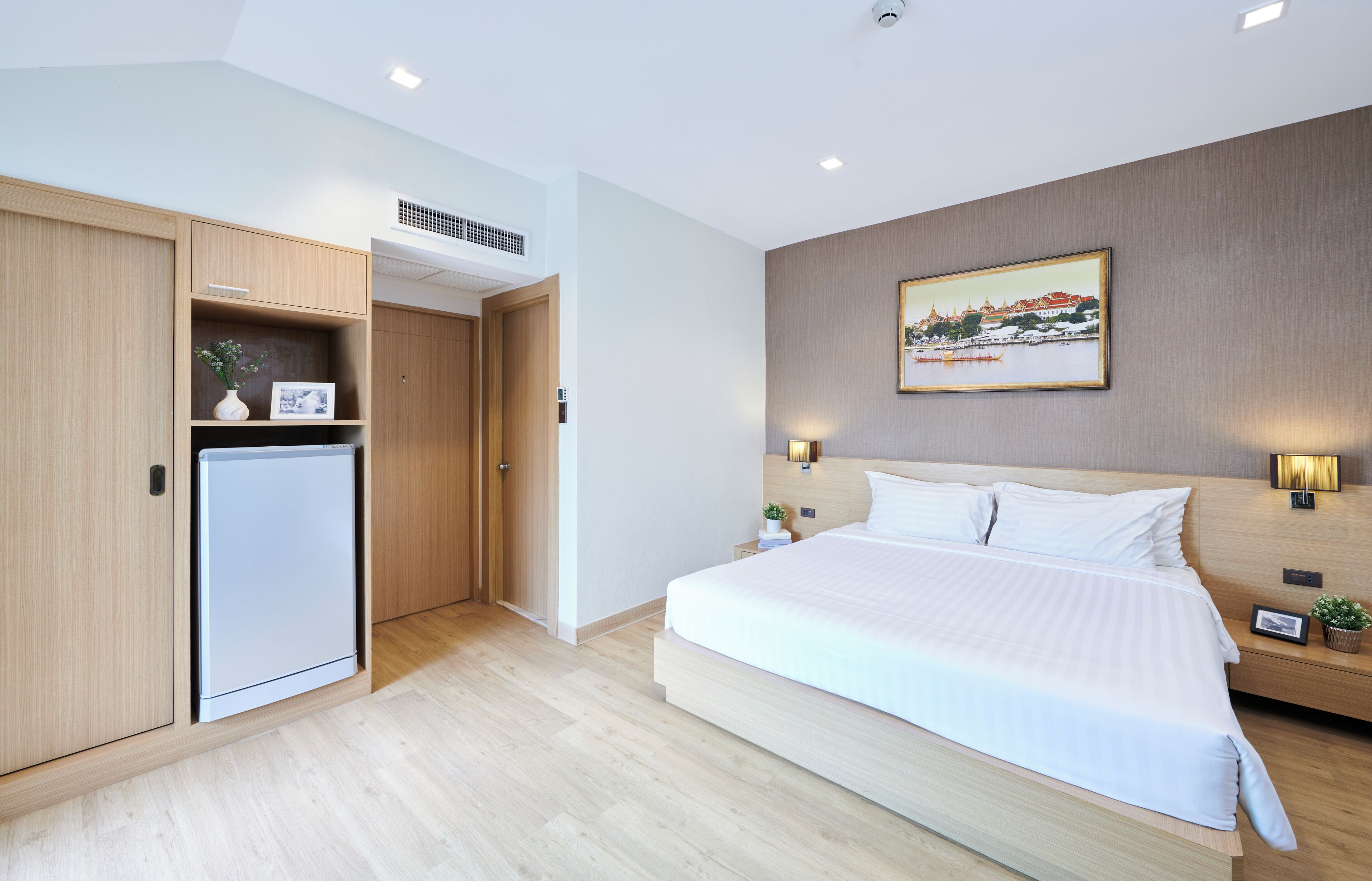 duplex suite | premium bedding, in-room safe, desk, laptop workspace