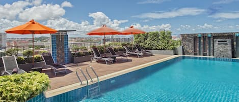 Piscine extérieure, parasols de plage, chaises longues