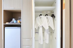 Habitación Deluxe doble, balcón | Servicio de la habitación