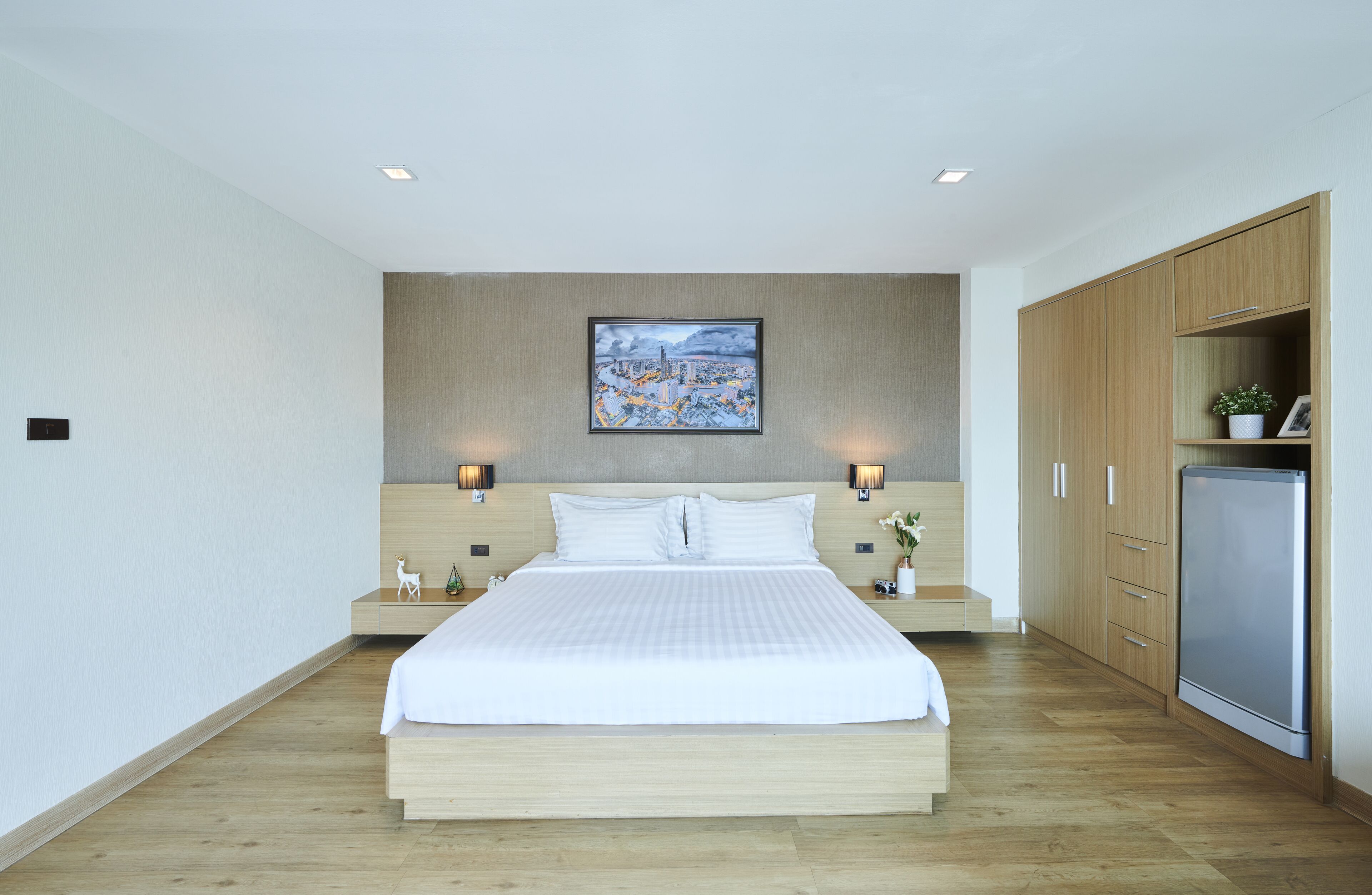 adelphi premier double | premium bedding, in-room safe, desk, laptop workspace