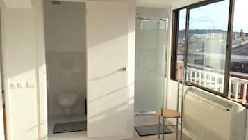 Shower, free toiletries, hair dryer, towels