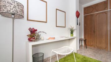 Superior tweepersoonskamer, terras | Een bureau, een strijkplank/strijkijzer, gratis wifi