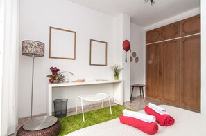 高级双人房, 露台 | 办公桌、熨斗/熨板、免费 WiFi