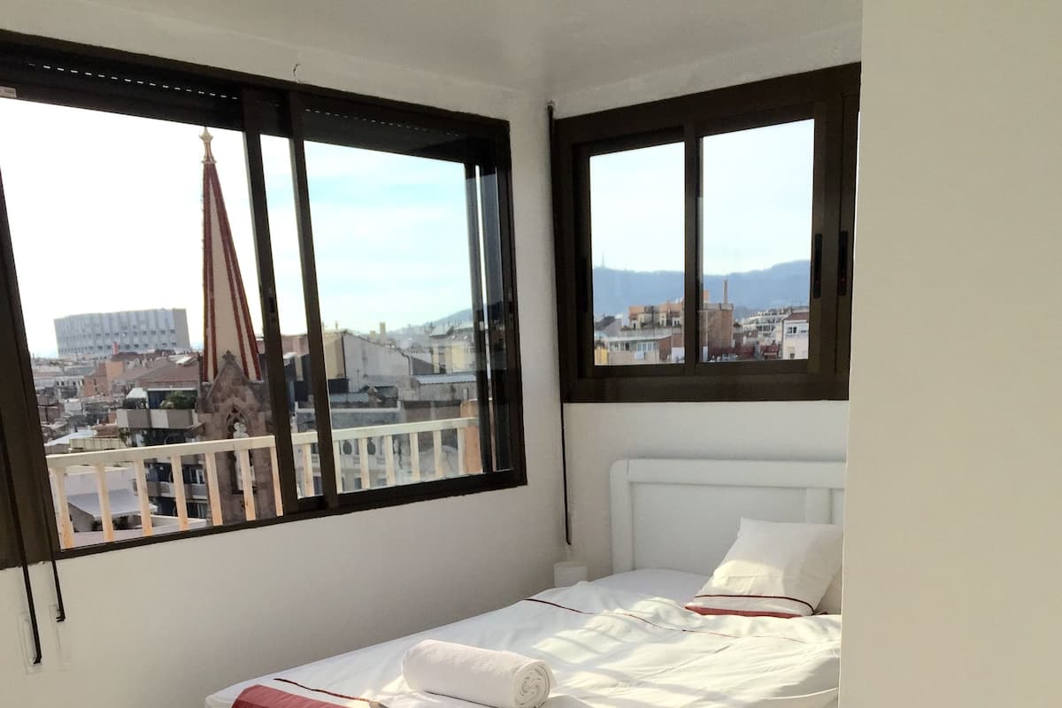Double Room, Private Bathroom | Desk, iron/ironing board (on request), WiFi (free)