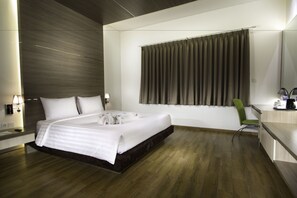 In-room safe, desk, free WiFi, bed sheets - Whiz Prime Hotel Kelapa Gading (Jakarta)