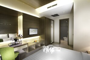 In-room safe, desk, free WiFi, bed sheets - Whiz Prime Hotel Kelapa Gading (Jakarta)