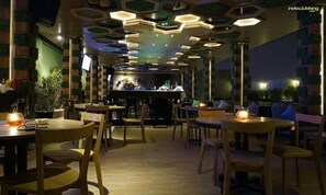 2 restaurants, breakfast, lunch, dinner served; international cuisine  - Whiz Prime Hotel Kelapa Gading (Jakarta)