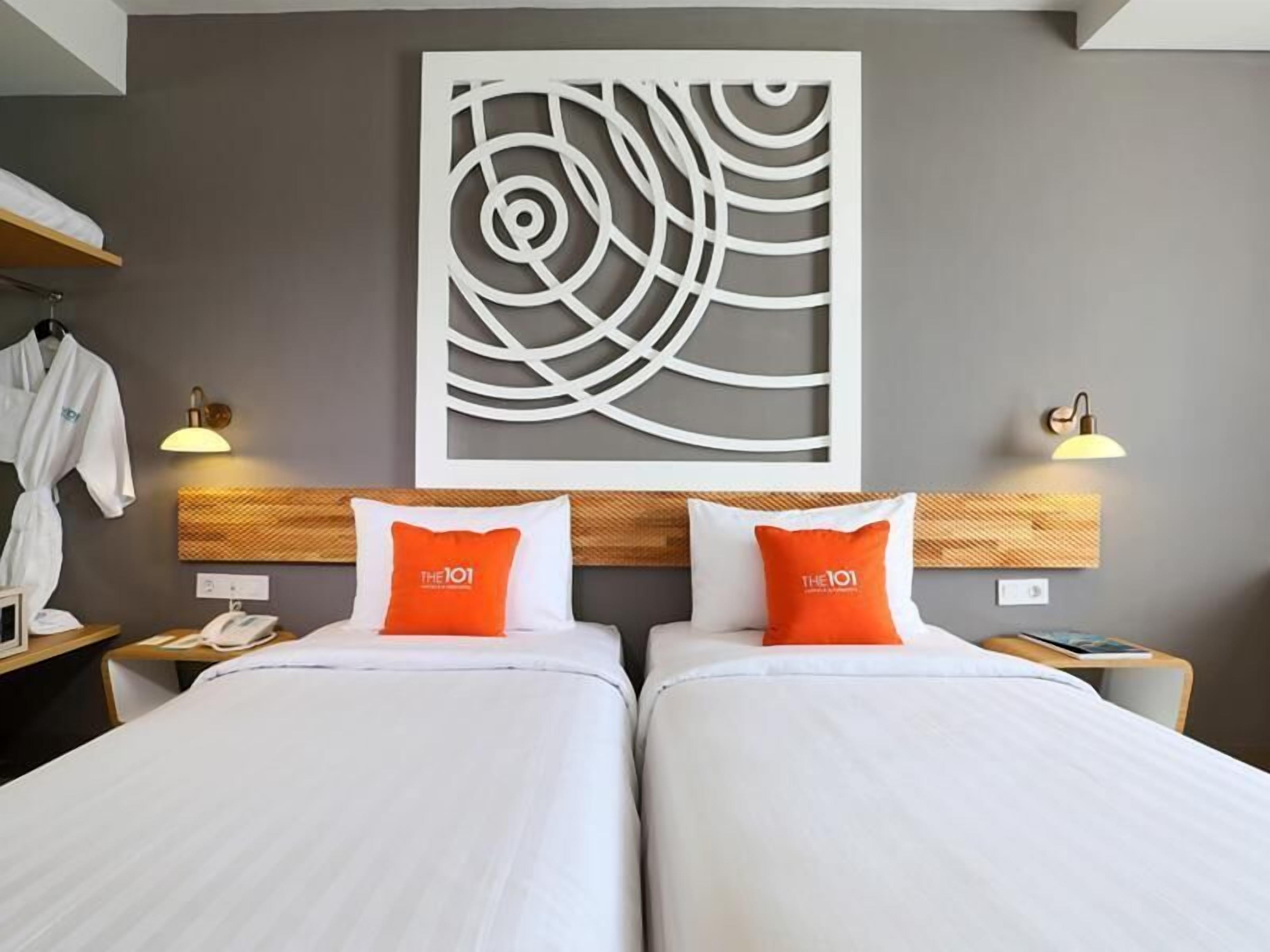 Safe på rommet, skrivebord, wi-fi (inkludert) og sengetøy