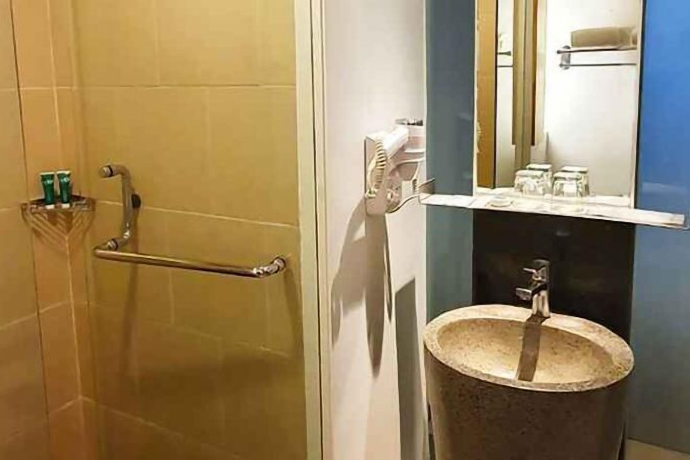 Badkamer | Een haardroger, badjassen, pantoffels, een bidet