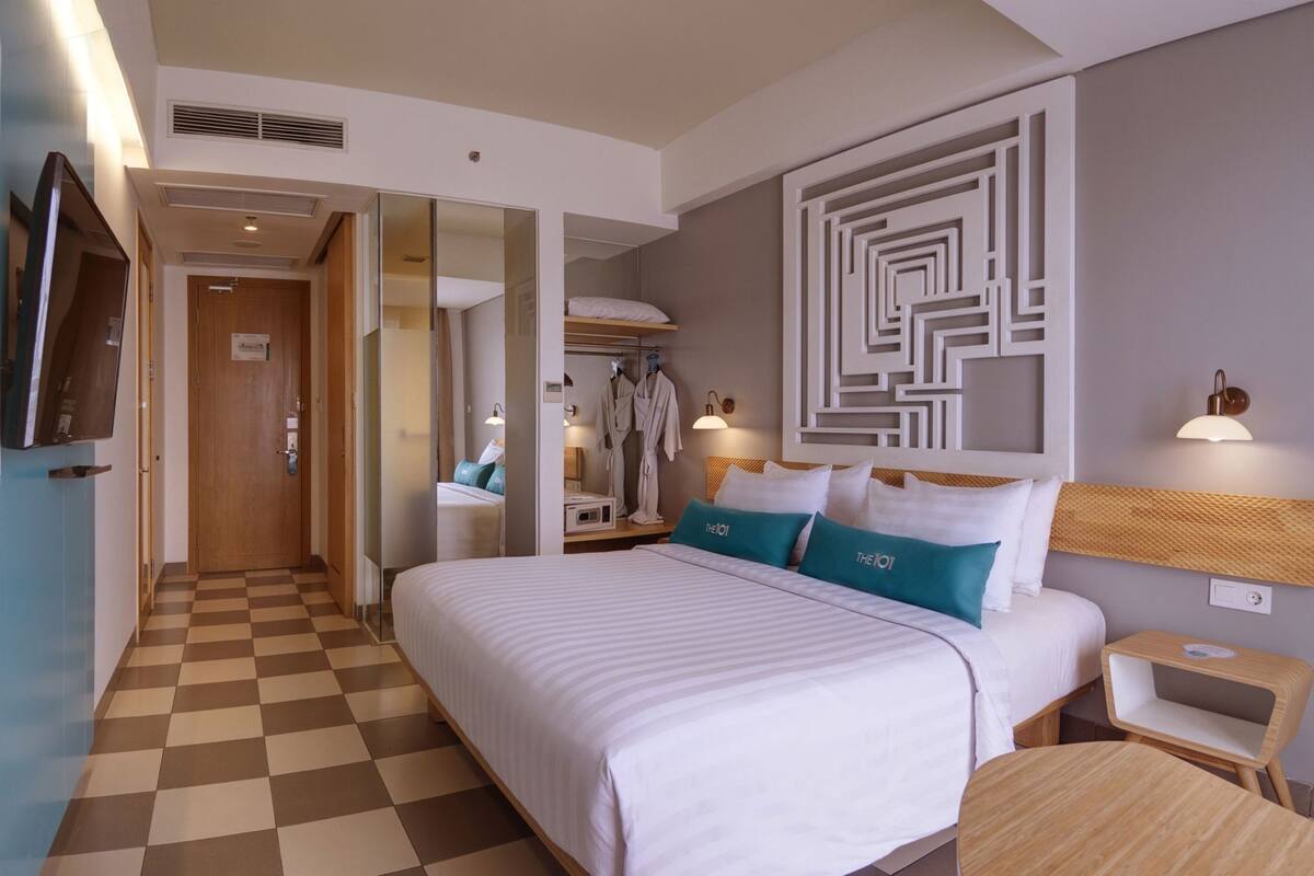 Safe på rommet, skrivebord, wi-fi (inkludert) og sengetøy