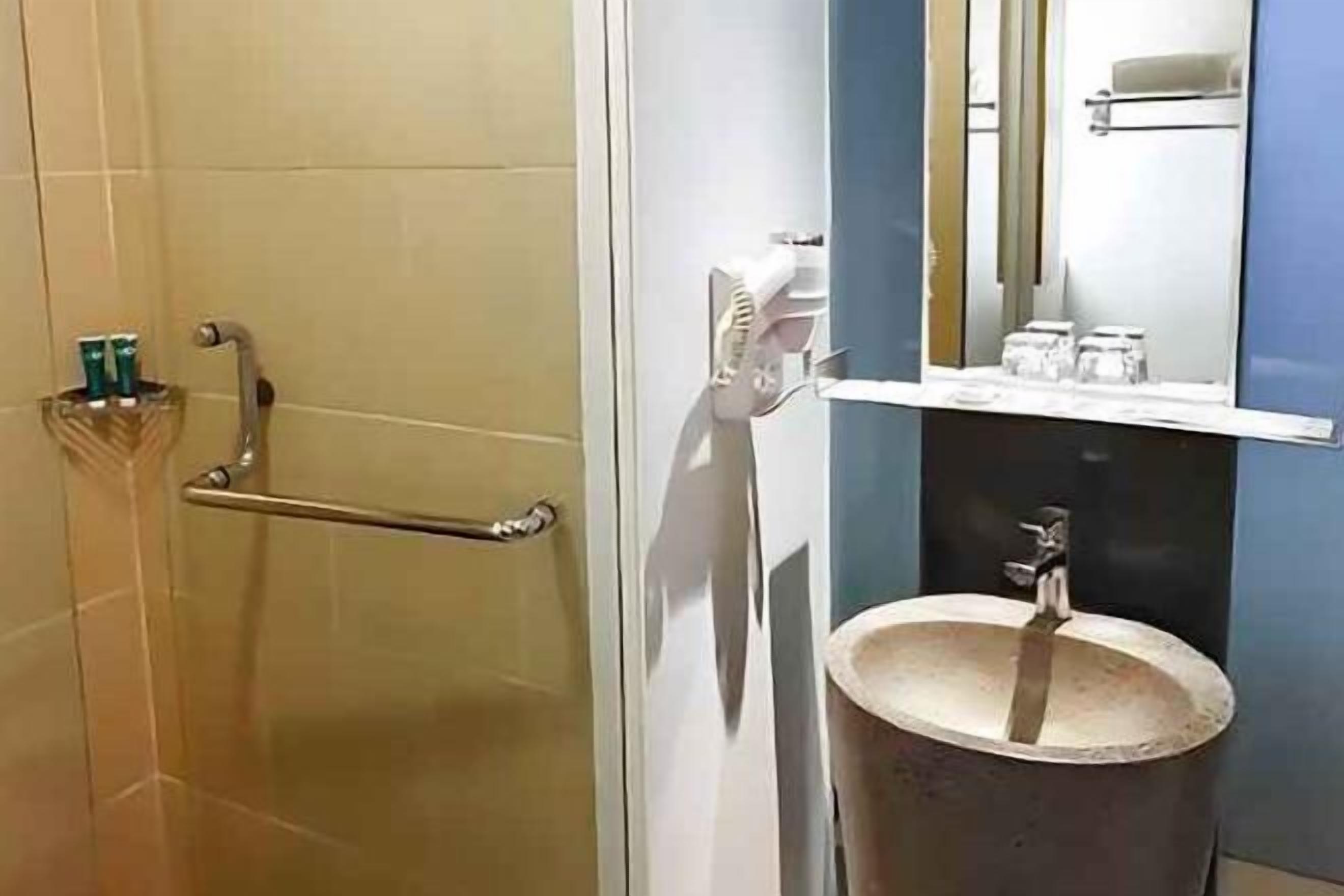 Secador de pelo, albornoces, zapatillas y bidé