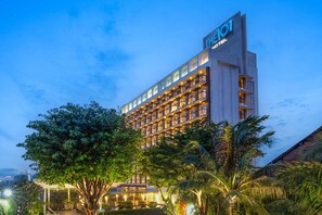 Un hôtel à plusieurs étages, reconnaissable à son enseigne bien visible où l’on peut lire : « THE 101 HOTEL ».