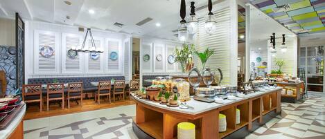 Un comedor moderno con un bufé central, muebles de madera y platos decorativos en las paredes.