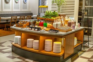 Un buffet proposant une variété de plats et d'accompagnements.