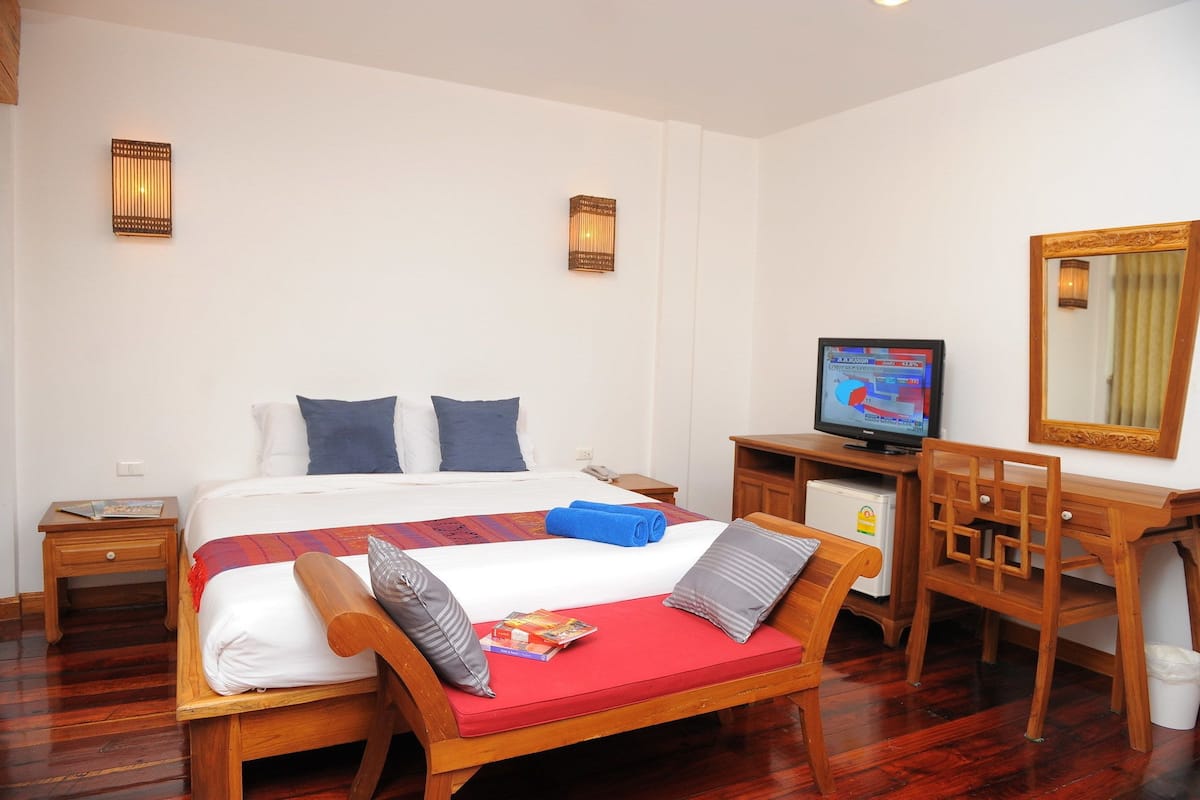 VIP Room | Desk, free WiFi