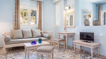 Superior Suite | Hypo-allergenic bedding, pillow-top beds, in-room safe