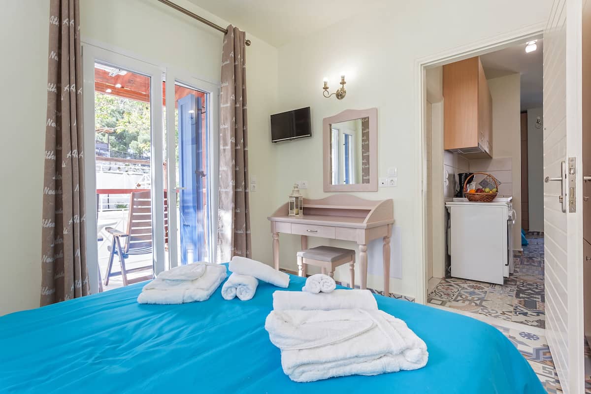 Suite, Mountain View | 2 bedrooms, hypo-allergenic bedding, pillow-top beds, in-room safe