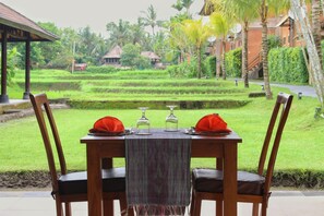 Se sirven desayunos, comidas y cocina indonesia con vista a la alberca
