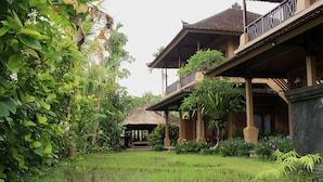 Minibar, desk, laptop workspace, blackout drapes - Saren Indah Hotel (Ubud)
